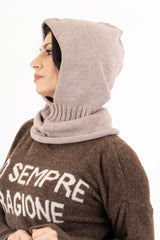 modella indossando Balaclava in maglia morbida Made in Italy colore
