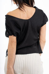 modella indossando Blusa effetto raso cangiante con scollo V e manica con cucitura interna colore