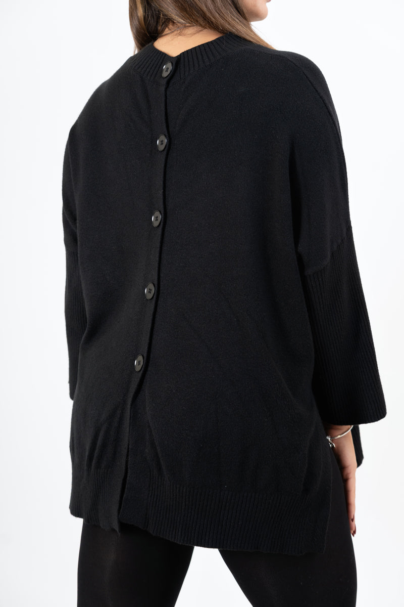 modella indossando Maglia lunga in misto viscosa con bottoni sul retro colore