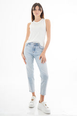 modella indossando Top canotta in microcostina di viscosa elasticizzata con strass degradé colore