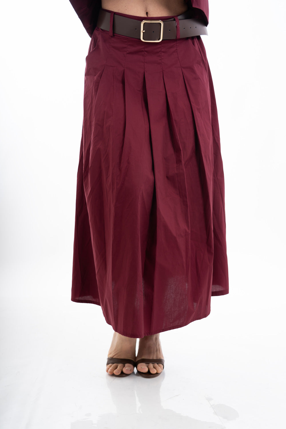 modella indossando Gonna midi ampia con pinces e cintura in vita colore Rosso India Unica