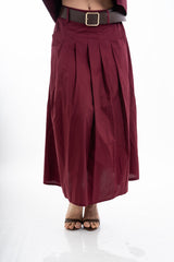 modella indossando Gonna midi ampia con pinces e cintura in vita colore Rosso India Unica