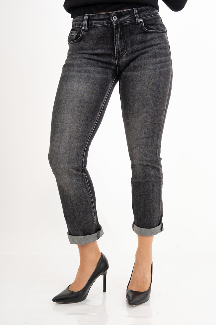 modella indossando Jeans push-up in denim elasticizzato – Grigio slavato colore