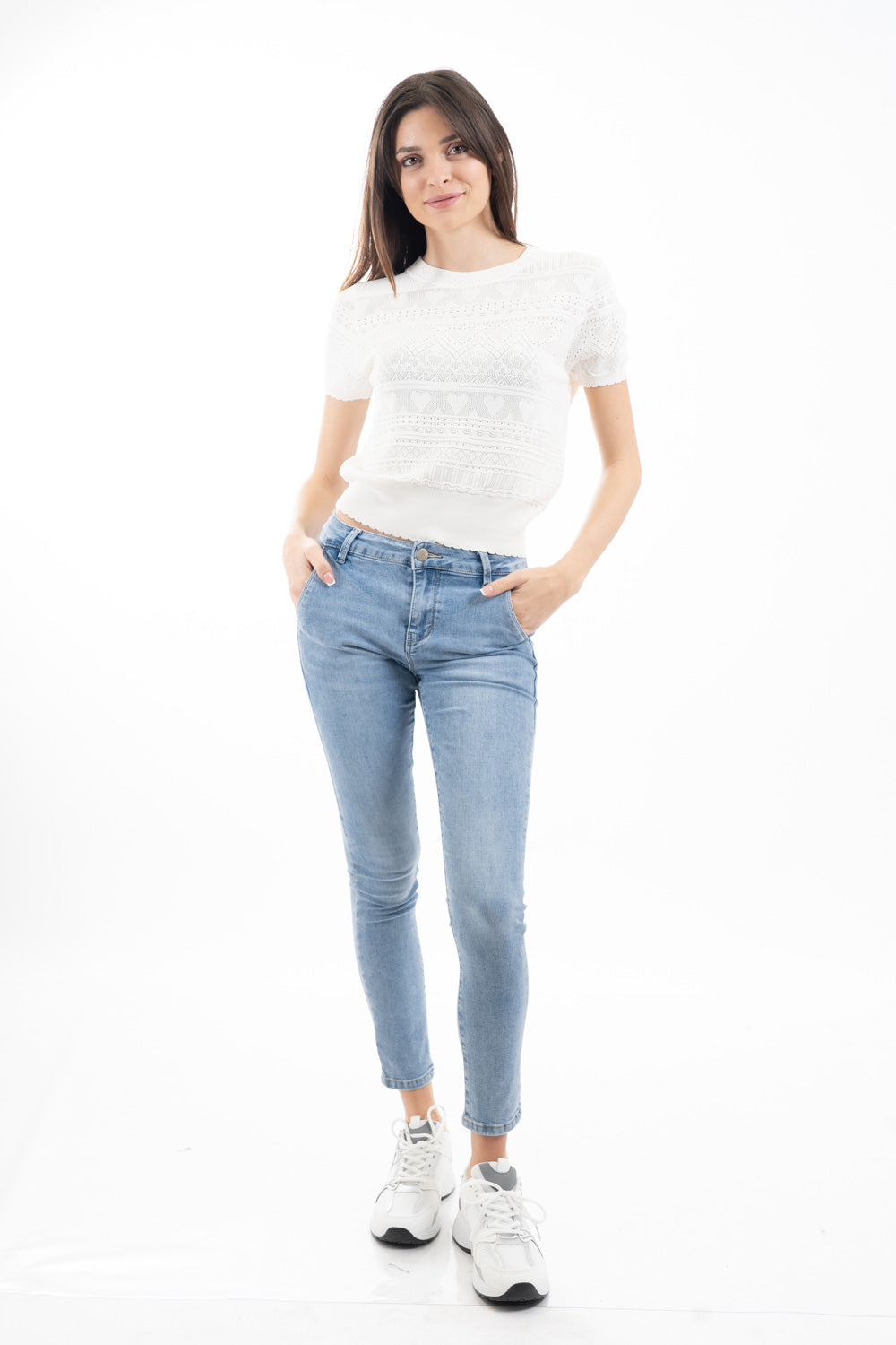 modella indossando Maglia traforata a cuori in filato leggero mezza manica colore