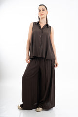 modella indossando Camicia smanicata svasata in viscosa EasyWave no stiro con bottoni colore