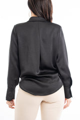 modella indossando Blusa in raso collo camicia con fondo elasticizzato colore