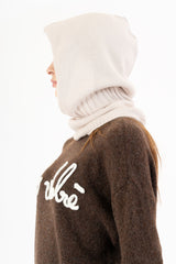 modella indossando Balaclava in maglia morbida Made in Italy colore