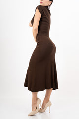 modella indossando Completo in maglia fine con dolcevita e gonna longuette in viscosa colore