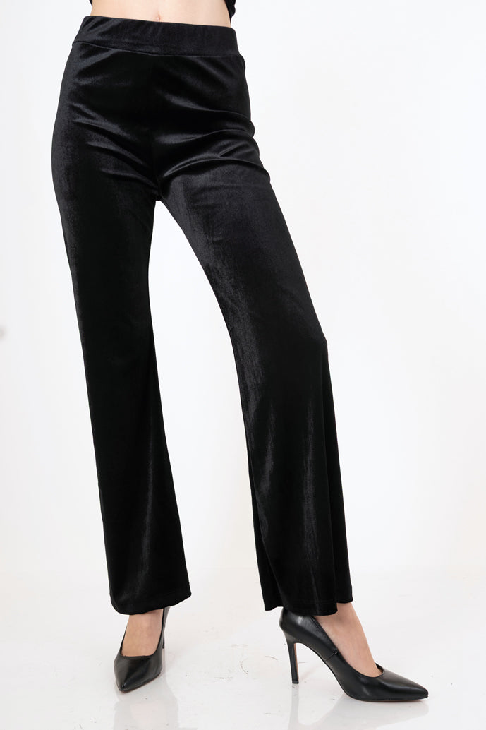 modella indossando Pantalone a zampa in velluto liscio elasticizzato colore