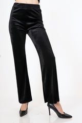 modella indossando Pantalone a zampa in velluto liscio elasticizzato colore