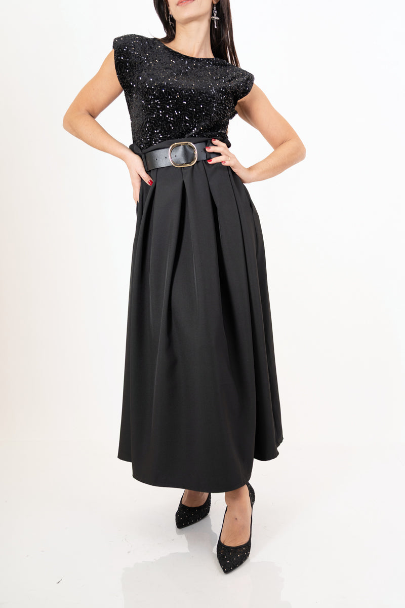 modella indossando Abito lungo elegante con corpetto paillettes e gonna ampia in tessuto tecnico colore Nero Unica