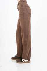 modella indossando Pantalone modello barrel in cotone elasticizzato marrone colore