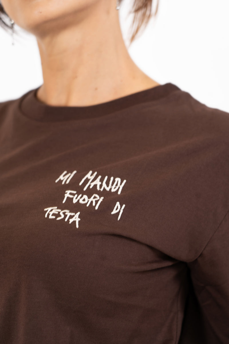 T-shirt in cotone con ricamo “mi mandi fuori di testa”