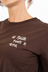 T-shirt in cotone con ricamo “mi mandi fuori di testa”