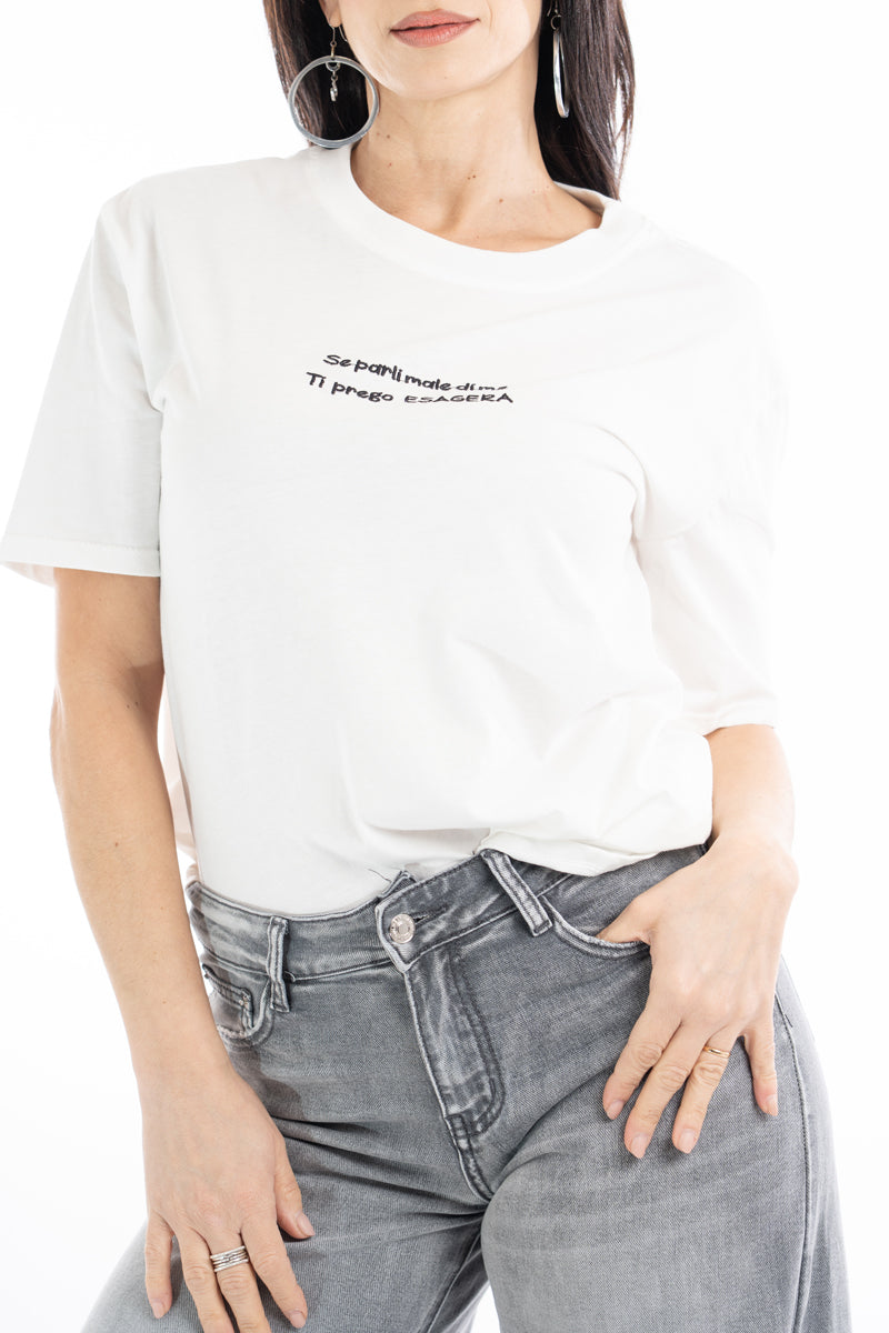 modella indossando T-shirt scritta “Se parli male di me ti prego esagera” colore Bianco-Nera Unica