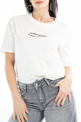 modella indossando T-shirt scritta “Se parli male di me ti prego esagera” colore Bianco-Nera Unica