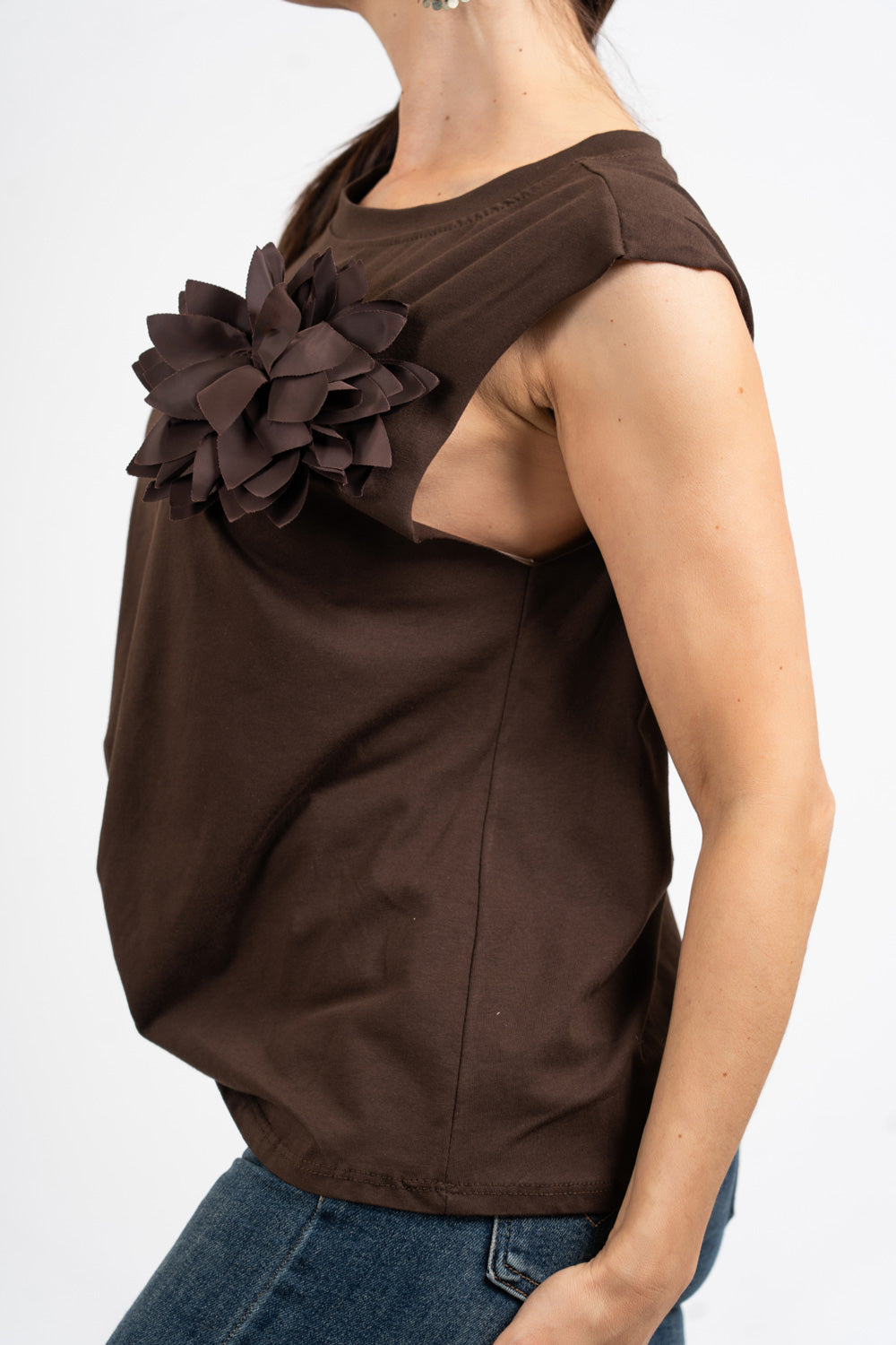 T-shirt smanicata con fiore applicato e schiena cut-out.