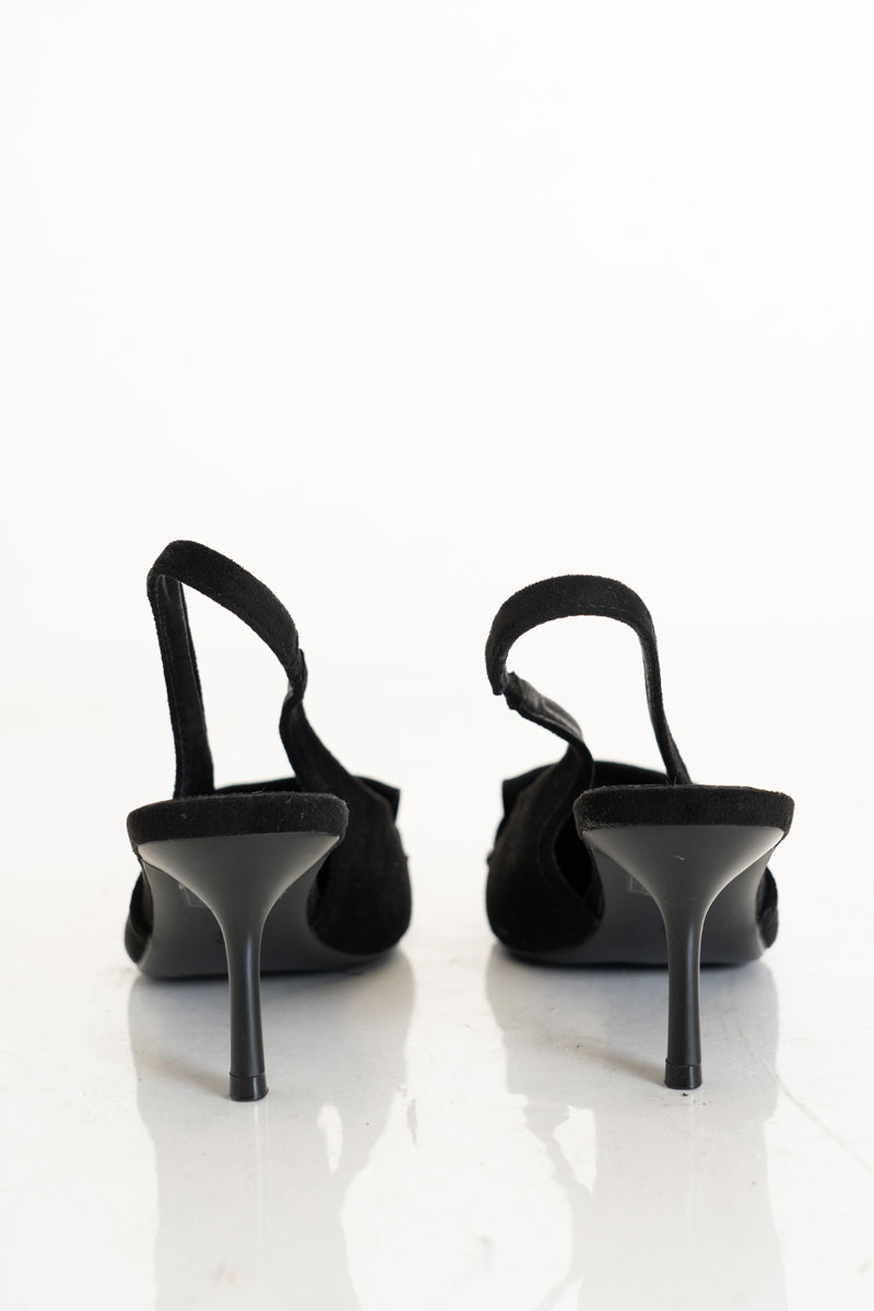 modella indossando Slingback con frange e fibbia – NERO colore