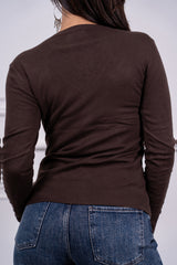 modella indossando Cardigan Elowen scollo V colore