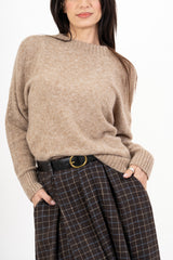 modella indossando Maglia girocollo morbida a spalla scesa in filato caldo colore Beige Unica