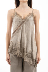 modella indossando Top in viscosa effetto raso con pizzo e fondo asimmetrico colore Camel Unica