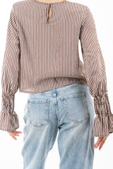 modella indossando Blusa rigata in viscosa con manica balloon e polso smock colore