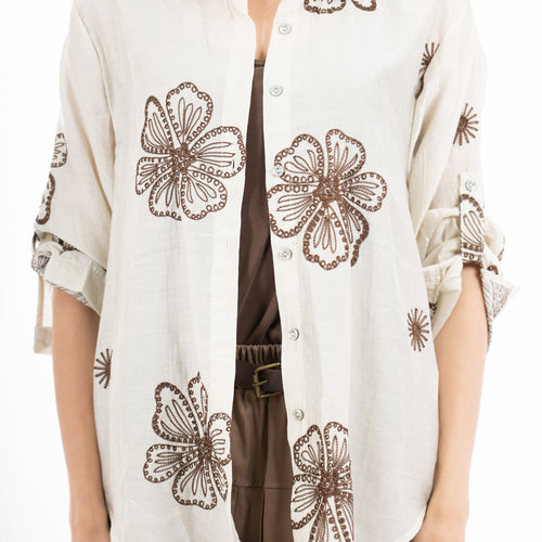 modella indossando Camicia ricamata floreale in tencel leggero con manica regolabile colore Beige-Marrone Unica