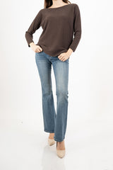 modella indossando Maglia over collo a barchetta con orlo stondato in viscosa colore