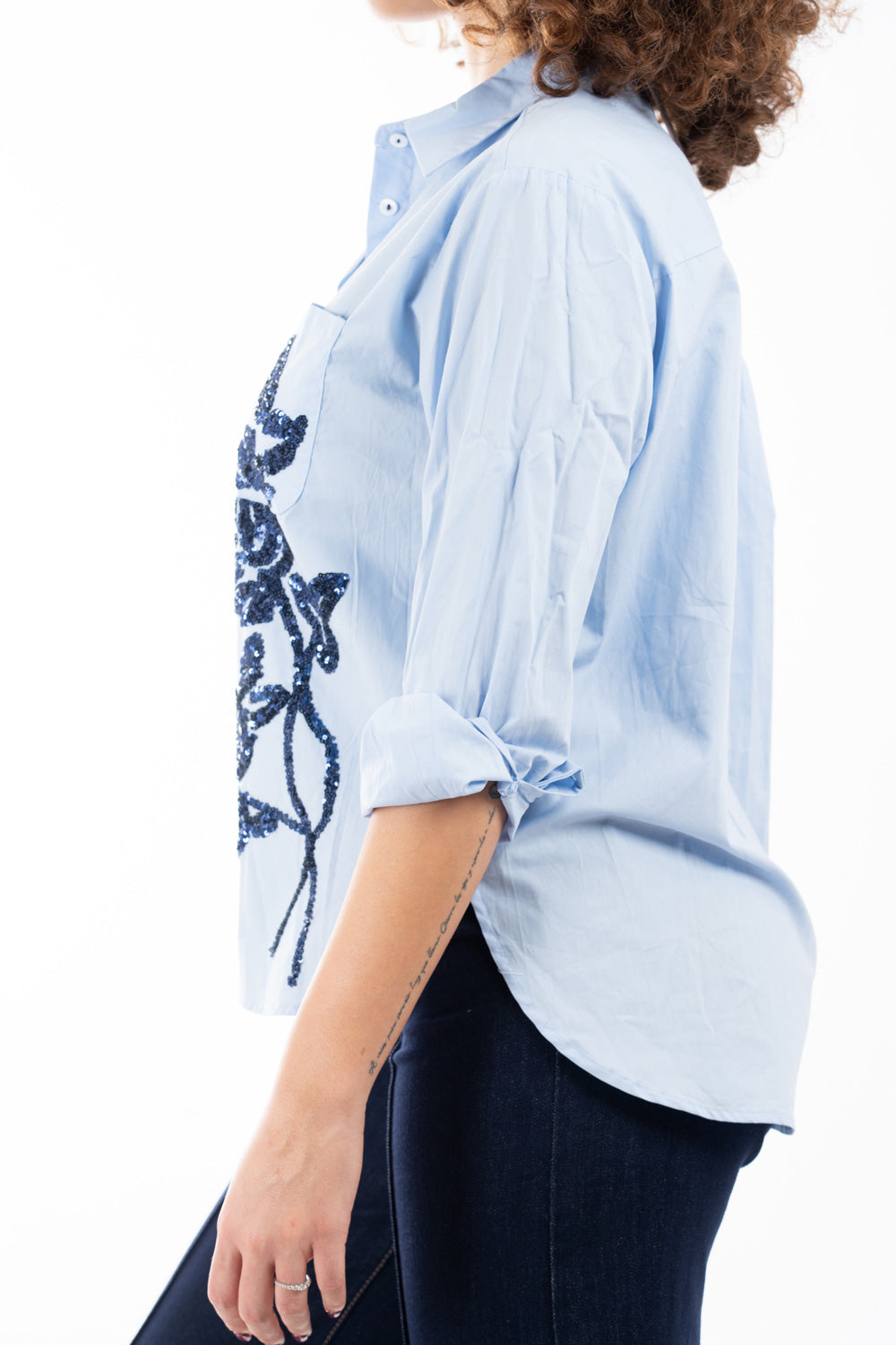 modella indossando Camicia in cotone con applicazioni di paillettes floreali colore