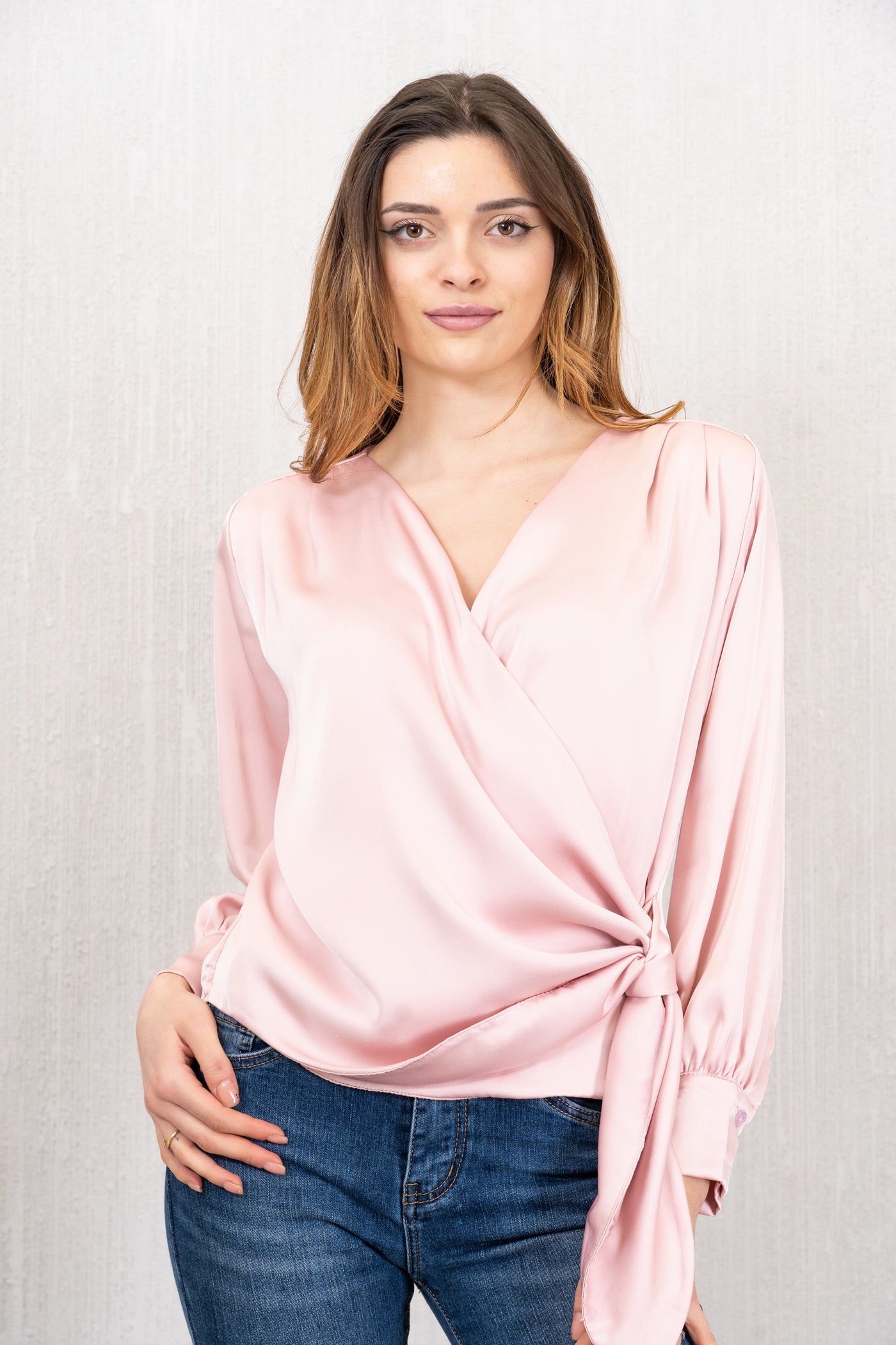 Blusa Elegante in Raso con Scollo a Portafoglio