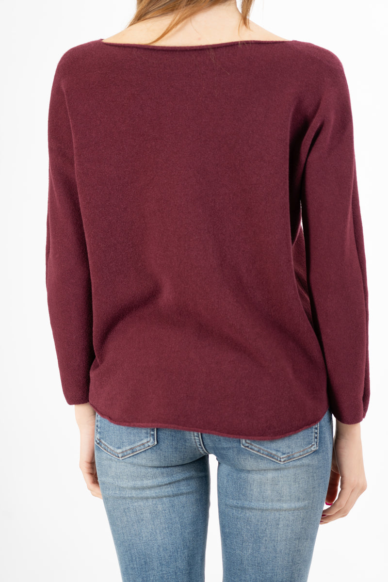 modella indossando Maglia over collo a barchetta con orlo stondato in viscosa colore