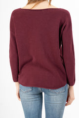 modella indossando Maglia over collo a barchetta con orlo stondato in viscosa colore