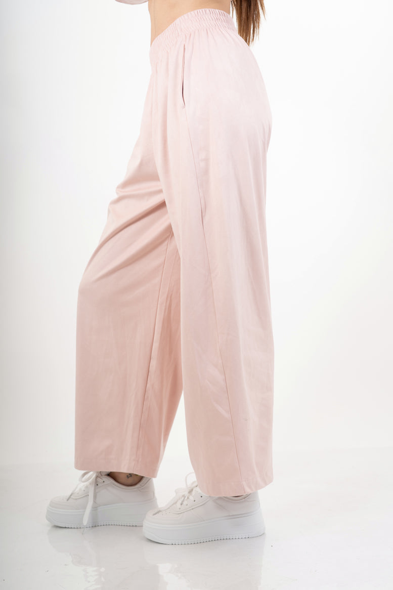 modella indossando Pantalone wide leg in tessuto effetto dainetto elasticizzato colore