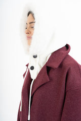 modella indossando Cappuccio in maglia con bordo in eco pelliccia colore PANNA Unica