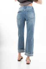 modella indossando Jeans blu straight a vita alta con risvolto in denim leggero colore