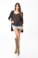 modella indossando Top in raso con pizzo applicato e spalline sottili colore