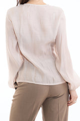 modella indossando Blusa con Rouge Frontali e Scollo Profondo in Lyocell Made in Italy colore