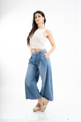modella indossando Pantalone ampio denim leggero con pinces e tasche invisibili colore