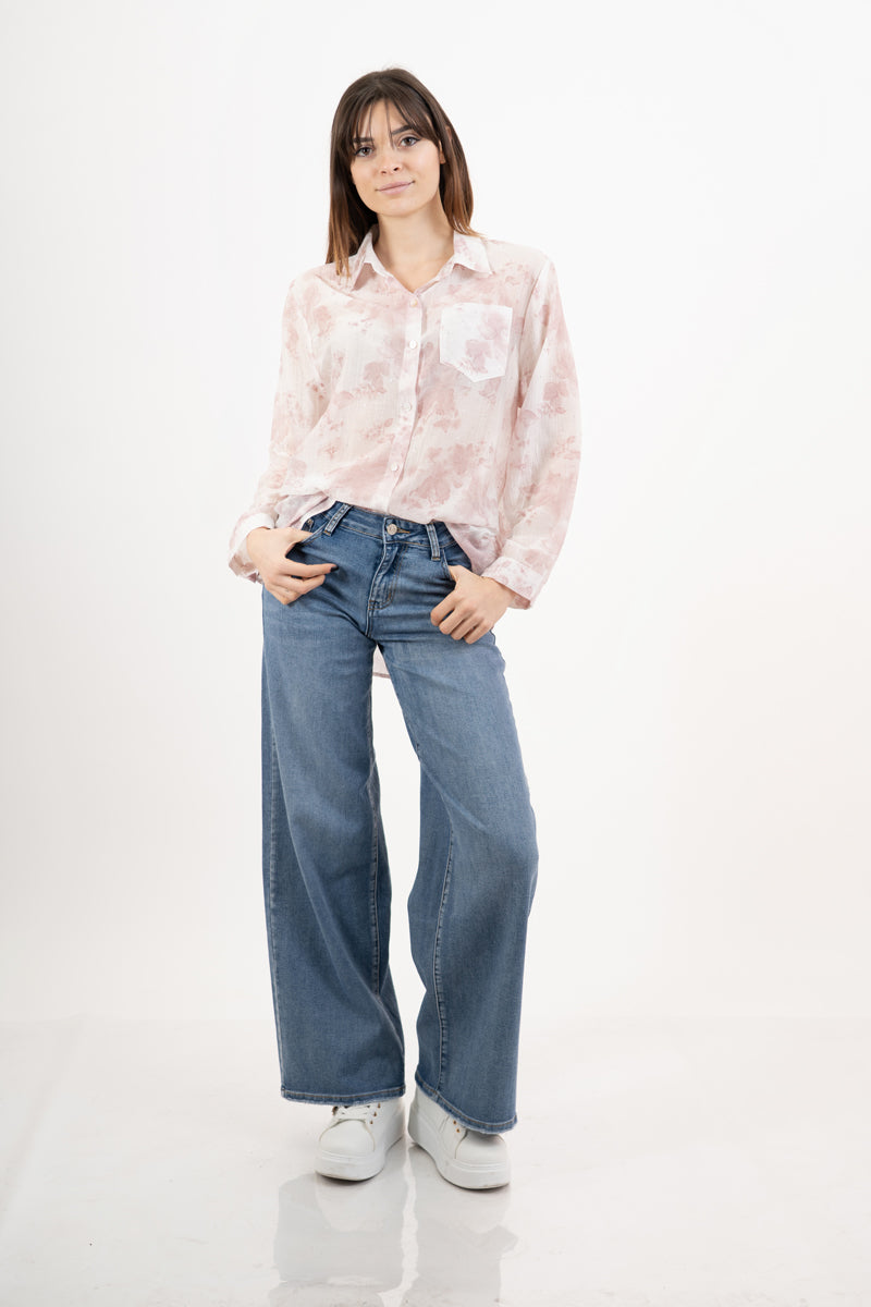 modella indossando Camicia over lunga fiammata a fantasia floreale con micro strass colore