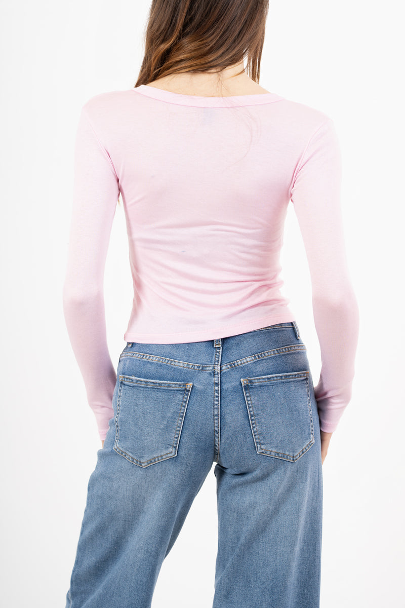 modella indossando Maglia corta serafino in cotone elasticizzato colore