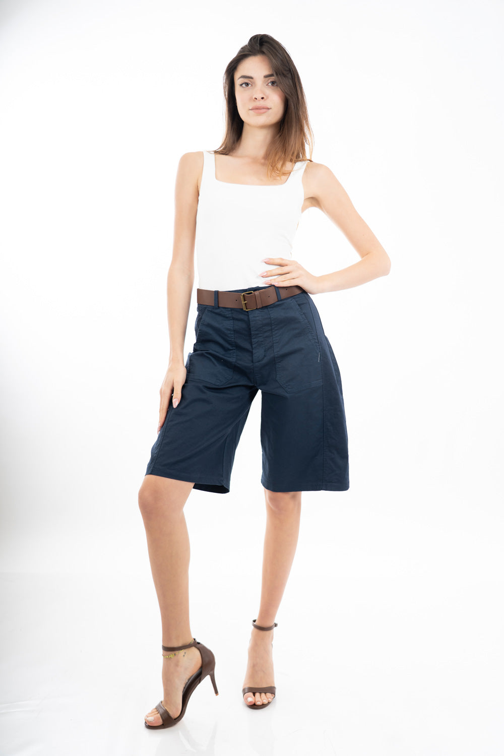 modella indossando Bermuda morbido con tasche applicate in cotone elasticizzato e cintura colore