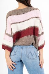 modella indossando Maglione ColorWave a righe in misto lana colore