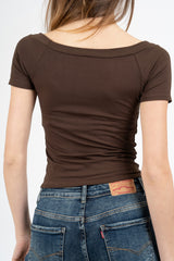 Maglia crop scollo barca in viscosa elasticizzata a manica corta.
