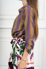 modella indossando Camicia Collo Coreana in Tencel a Righe Multicolor colore