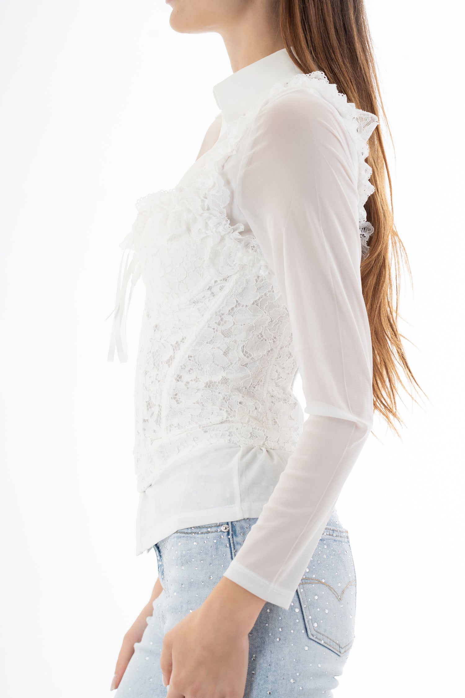 modella indossando Bustier in pizzo con coppe preformate, stecche rigide e rouche sullo scollo colore