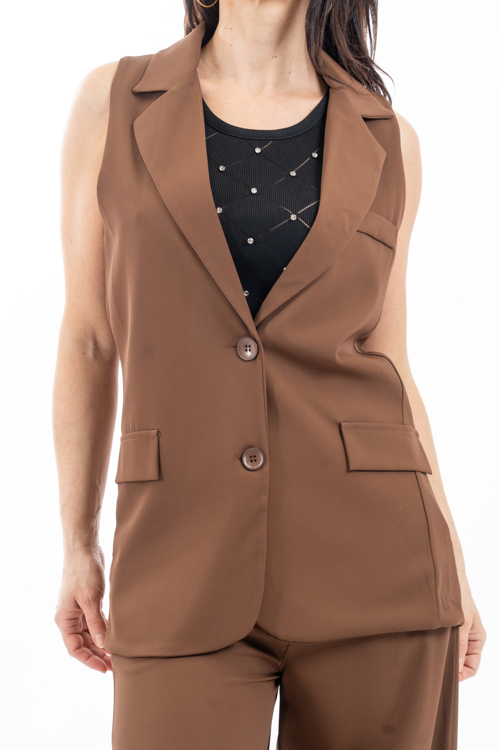 modella indossando Gilet sartoriale lungo con rever a lancia colore Marrone Unica