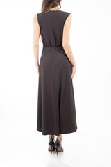 modella indossando Abito lungo smanicato con scollo drappeggiato e taglio in vita Marrone colore