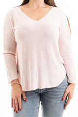 modella indossando Maglia over scollo V in misto viscosa con bordo pulito colore Rosa Unica