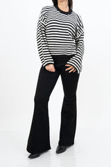 modella indossando Maglioncino Candy Lines rigato over colore