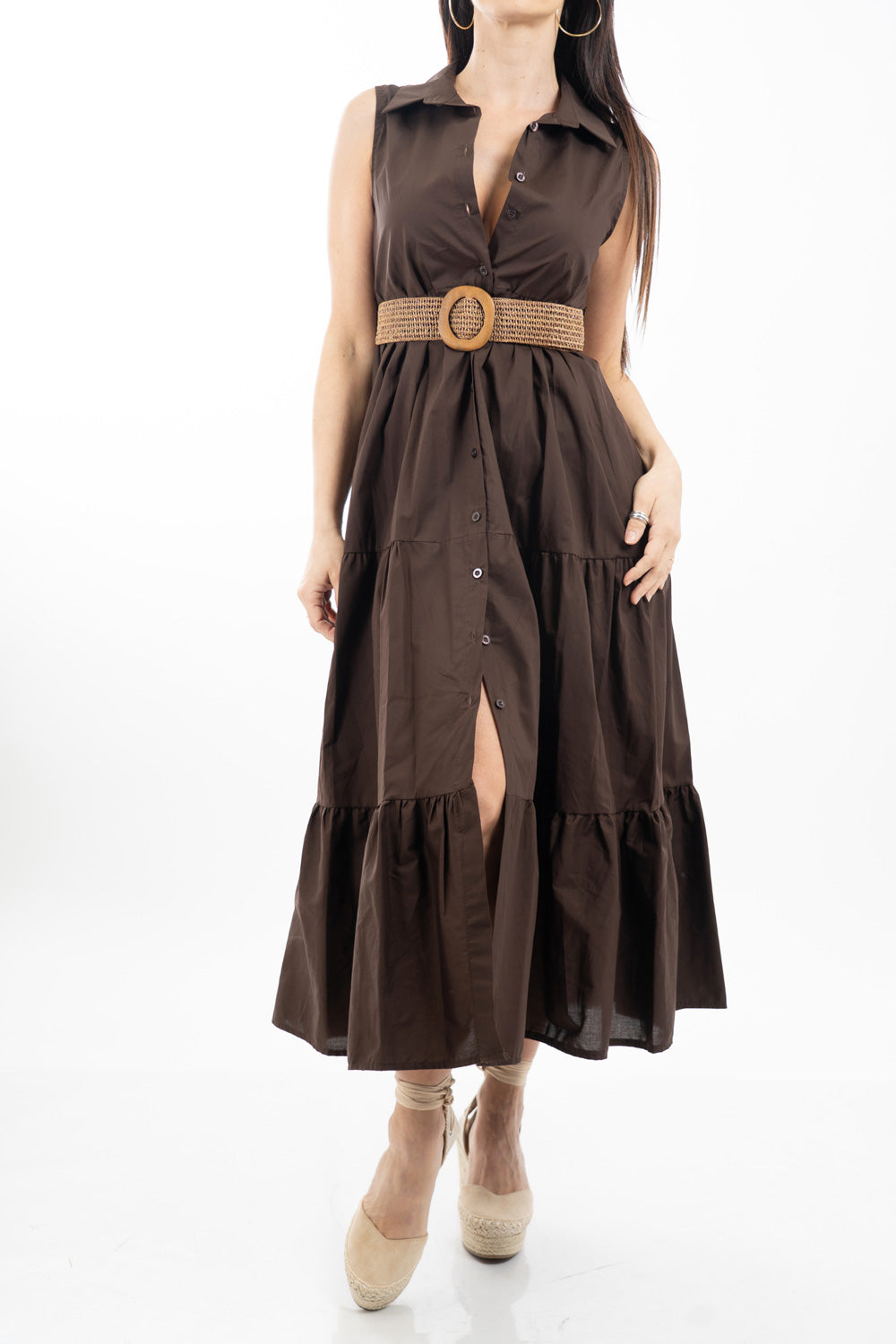 modella indossando Abito camicia lungo smanicato in cotone con balze e cintura intrecciata colore Marrone Unica